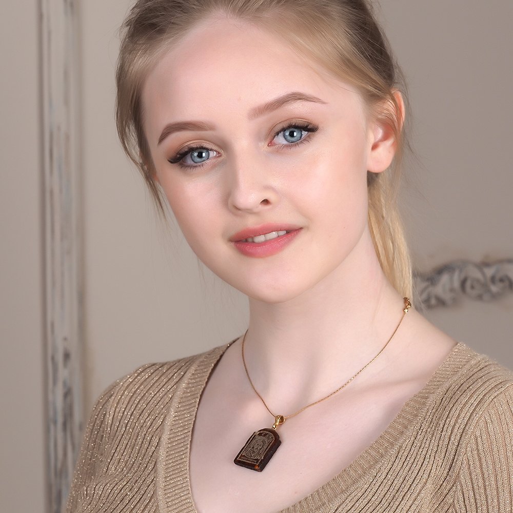 Anhänger Ikone aus Naturbernstein mit dem vergoldeten Antlitz des allmächtigen Gottes