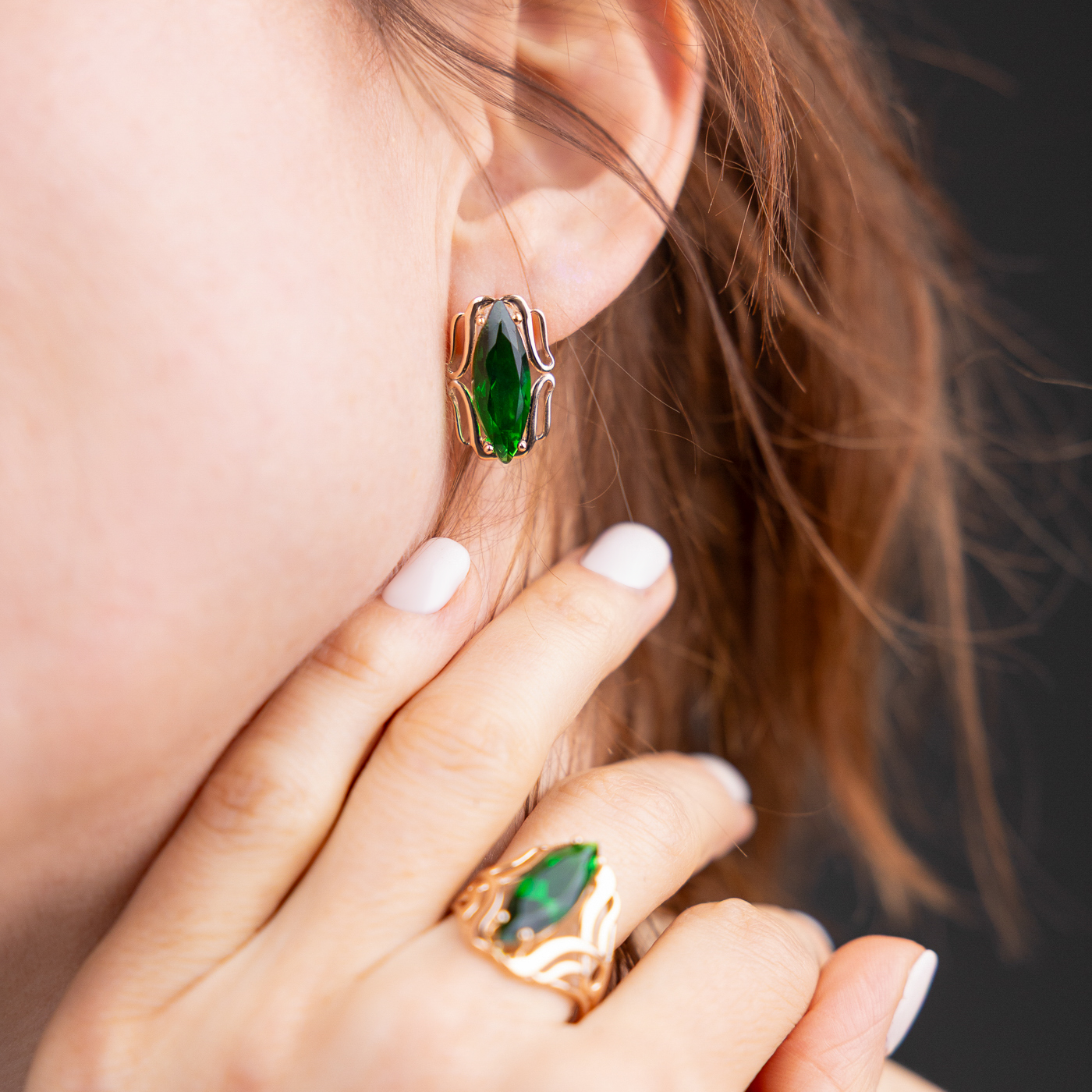 Elegante Ohrringe aus Rotgold 585 mit grünem Zirkonia im edlen Blätterdesign