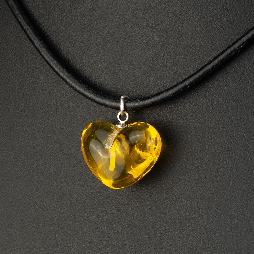 Herz Anhänger aus Bernstein am Lederband