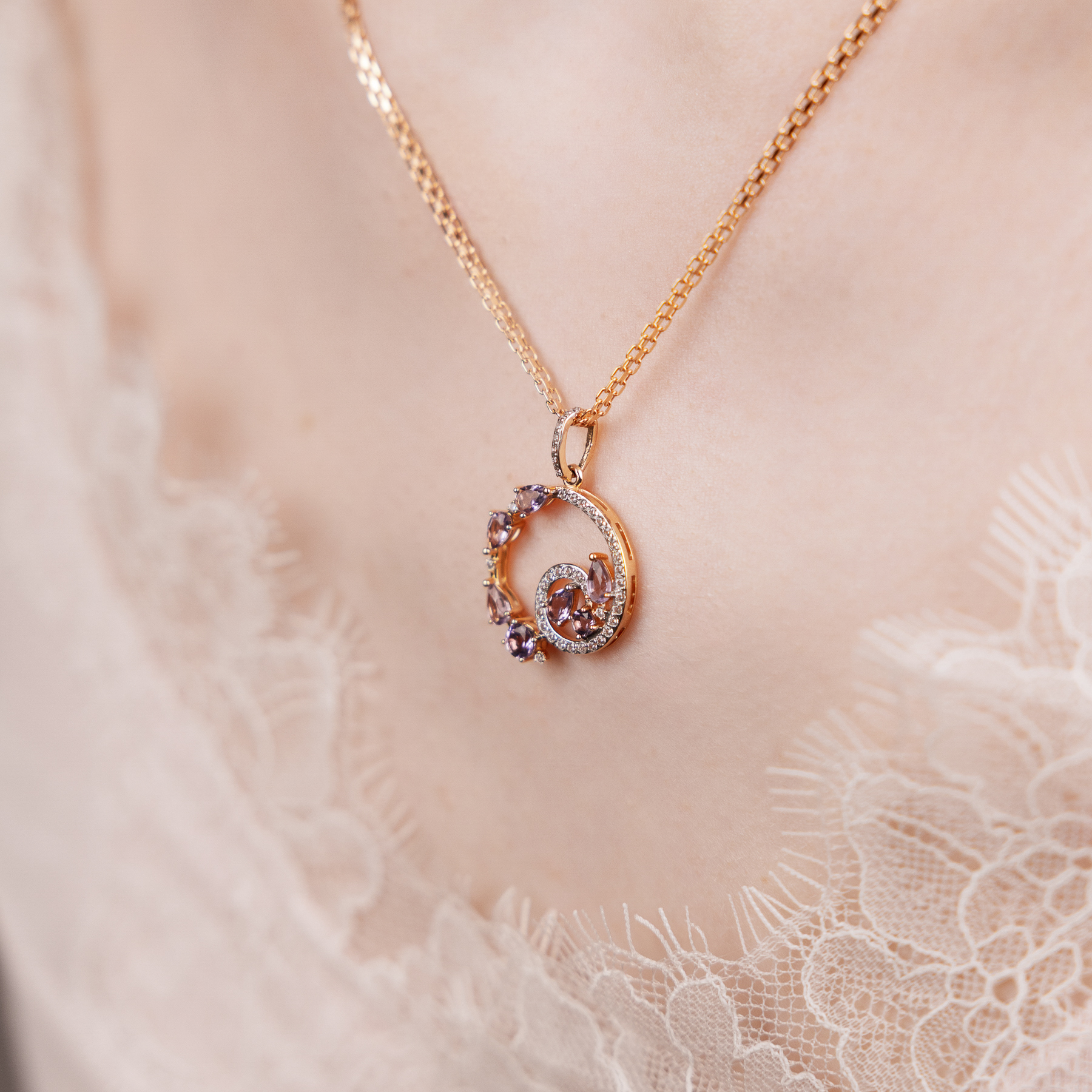 Anhänger, Russisches Rotgold 585, mit Amethyst und Zirkonia, Höhe ca. 30 mm, Gewicht des Produkts ca. 2,7 gr.