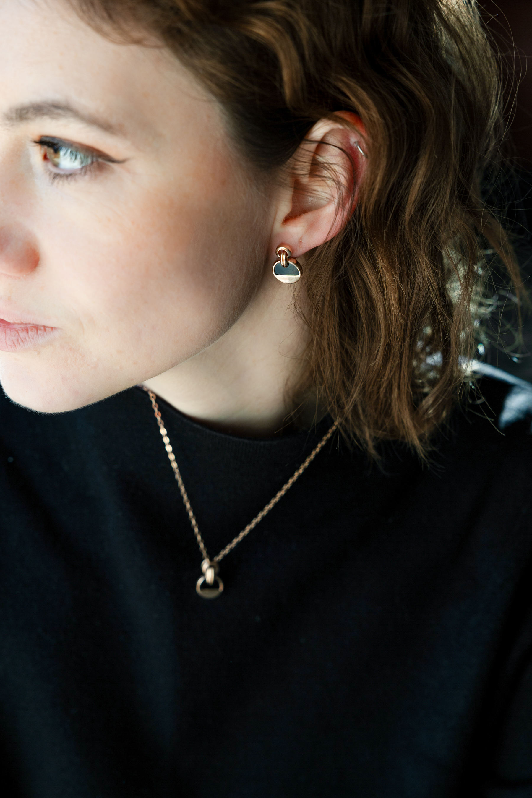 Ohrringe aus Rotgold 585, mit Onyx, Höhe ca.18 mm