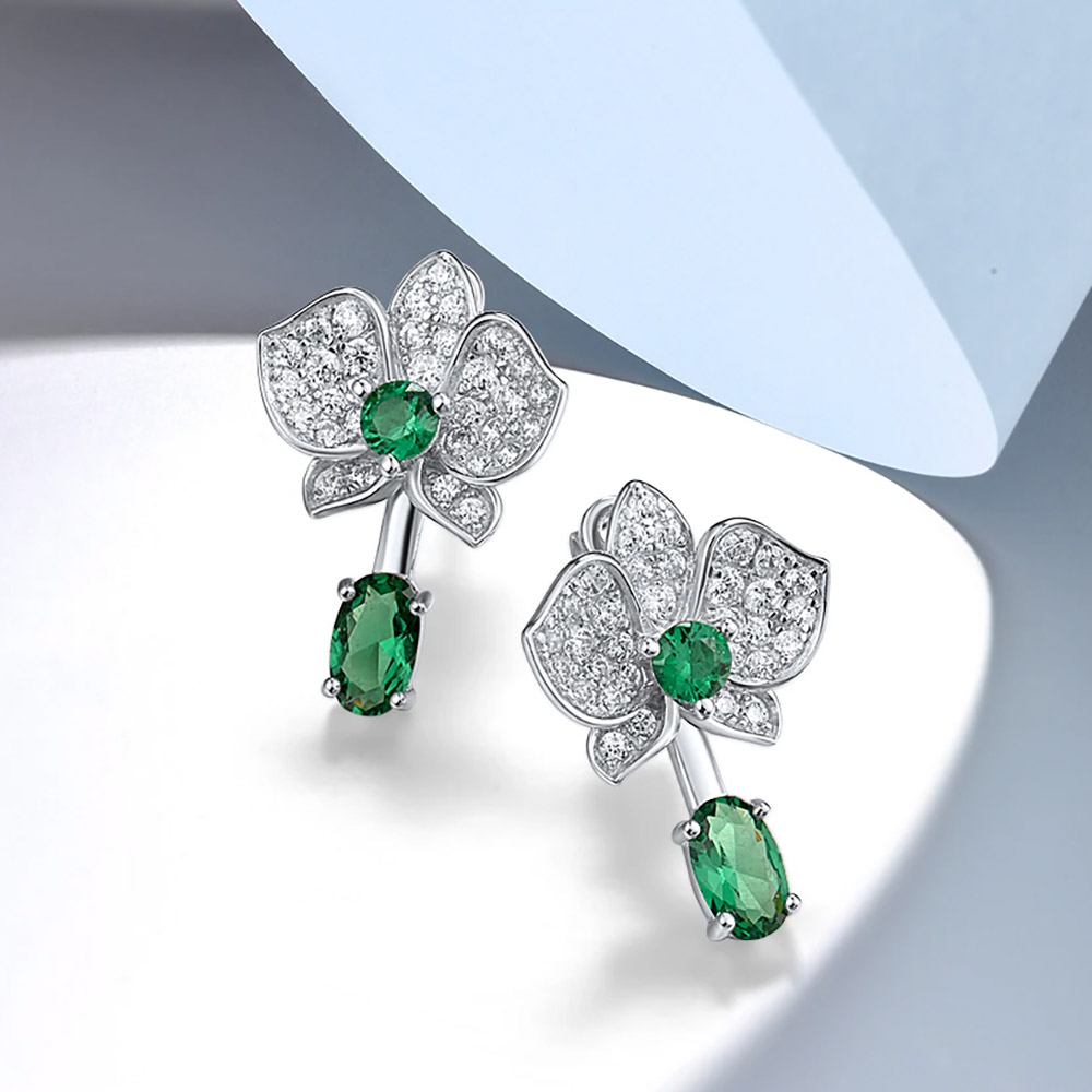 Blumen Ohrstecker aus 925 Silber mit farblosen Zirkonia und grünen Spinellen
